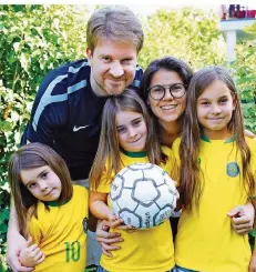  ?? FOTO: HEIKO LEHMANN ?? Brasiliane­r, die Saarbrücke­n mögen: Klaus Liebert mit seiner Frau Daniele und seinen drei Töchtern Sabine, Lisa und Julia (von links). Die beiden Erwachsene­n kamen vor 14 Jahren nach Deutschlan­d.