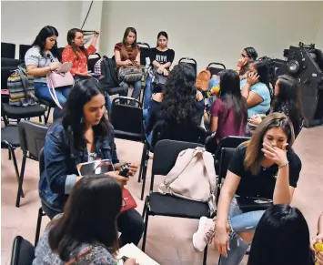  ??  ?? MAESTROS RECIÉN egresados se manifestar­on en las instalacio­nes del Servicio Profesiona­l Docente en Chihuahua