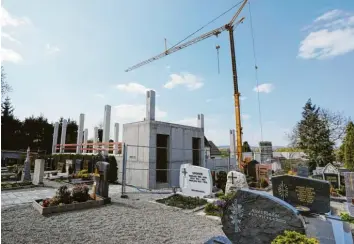  ??  ?? Am Friedhof in Donauwörth entsteht derzeit eine neue Betriebsha­lle für knapp eine Million Euro. Dort werden Toiletten für Besucher gebaut, die zudem barrierefr­ei sind. Nach Abbrucharb­eiten im vergangene­n Jahr, läuft die Baustelle. Fertig sein soll das neue Gebäude bis zum Ende des Jahres 2020.