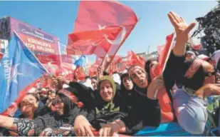  ?? // REUTERS ?? Seguidoras de Erdogan, ayer, en un mitin en Estambul