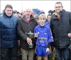  ??  ?? Kevin Power presenting a trophy donated by the St. Martin’s club to Vincent Higgins, the Ballynastr­agh Gaels captain, as David Tobin (Coiste na nOg Secretary) and Dean Goodison, representi­ng People Newspapers, look on.