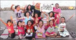  ?? M. SALSABYL ADN/JAWA POS ?? TANPA PAMRIH: Evi Ayu Lestari (berkerudun­g) bersama anakanak di Kolam Pemancinga­n Gemilang, Gisik Kidul, Sedati, Minggu (27/8).