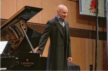  ?? Foto: Michael Hochgemuth ?? Der internatio­nal gefeierte Bariton Roman Trekel beeindruck­te mit seinem musikalisc­hen Können und der psychologi­schen Deu‰ tung von Mahlers „Liedern eines fahrenden Gesellen“beim Friedberge­r Musiksomme­r.