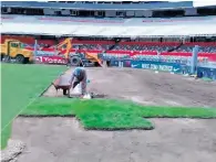  ??  ?? Jardineros colocan el pasto nuevo en el Estadio Azteca.