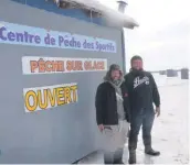  ?? —François Daniel ?? Martin Lamothe et Francis Meloche accueillen­t les amateurs de pêche blanche depuis 2 ans au Centre de pêche des sportifs à Brownsburg-Chatham.