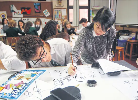  ?? Mauro alfieri ?? Taller de caligrafía china en el Belgrano Day School