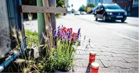  ?? Foto: Federico Gambarini, dpa ?? Ein Kreuz steht an jener Stelle, an der ein 38 Jähriger bei einem illegalen Autorennen in Mönchengla­dbach getötet wurde. Die Staatsanwa­ltschaft geht in diesem Fall inzwi  schen von Mord aus.
