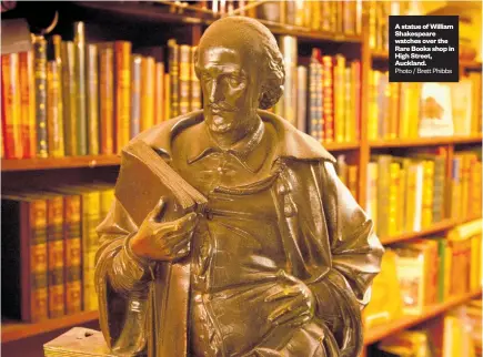  ?? Photo / Brett Phibbs ?? A statue of William Shakespear­e watches over the Rare Books shop in High Street, Auckland.