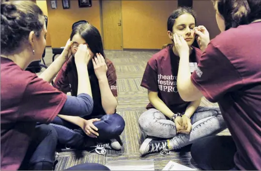  ?? Paul Buckowski / Times Union ?? Students apply male-up during a PRE-COVID workshop at Proctors. Restrictio­ns prevented Proctors from having students live at the theater.