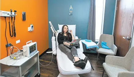  ?? TERESA CRAWFORD/AP PHOTOS ?? Lauren Pestikas receives an infusion of the drug ketamine at an outpatient clinic in Chicago. She struggled with depression before starting treatments.