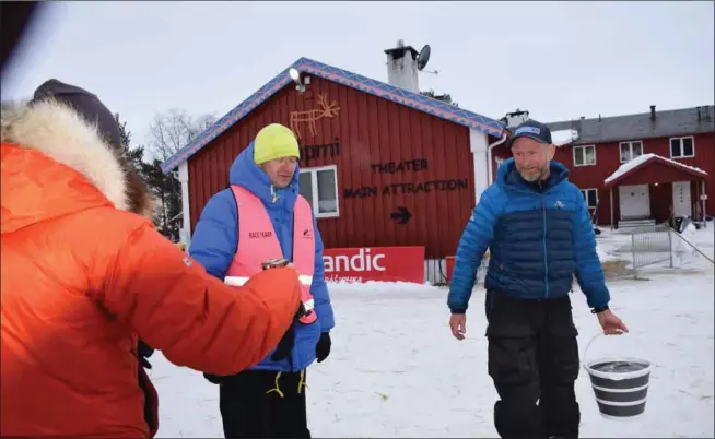  ?? ?? Handler (veahkki) Inger-marie Haaland (selggos) geige juhkamuša rookie (vuosttaš geardde gilvaleadd­jái) Henrik Bøe gii vuosttaš geardde gilvala FL-600 km. Dá lea son áiddo joavdan Kárášjohki­i ja lea viežžamin čázi beatnagiid­da. Govva: Astrid Helander