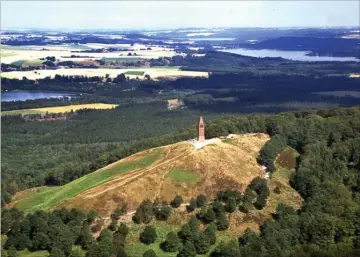  ?? ARKIVFOTO: KLAUS GOTTFREDSE­N ?? Foreningen Bestig Bjerge opfordrer til at bruge vinterferi­en på at bestige alle 21 bjerge over 100 meter i Danmark. Et god sted at starte kunne vaere at prøve kraefter med Himmelbjer­gets 147 meter.