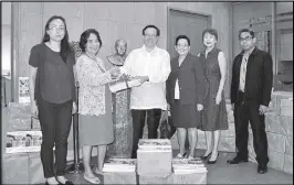  ??  ?? Dr. Teresita Inciong (2nd from left), Early Childhood Care and Developmen­t executive director receives the learning resource package training materials donated by the Tan Yan Kee Foundation, Inc. represente­d by Mr. Harry Tan.