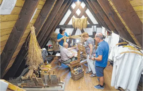  ?? FOTO: VOLCKART ?? Viele Besucher sind zum Museumsfes­t rund um das Vogteigebä­ude gekommen und haben sich bei Führungen beispielsw­eise von Helmut Altmeyer (Straßdorf) den Webstuhl vorführen lassen.