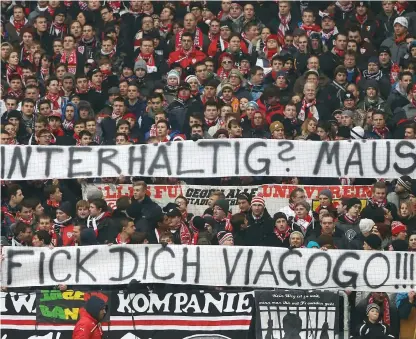  ?? Bild: Imago sportfotod­ienst ?? 2013. Fotbollsfa­ns från VFB Stuttgart protestera­r mot klubbens tidigare ordförande Gerd Mäuser och Viagogo.