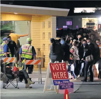  ?? PHOTO AFP ?? Devant certains bureaux de vote, comme ici à Pahrump, dans le Nevada, de longues files d’attente ont été observées, mais elles se sont résorbées rapidement.