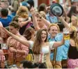  ?? Archivfoto: dpa ?? Abstand halten – auf der Wiesn unmöglich.