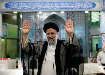  ?? FOTO: E. NOROOZI / DPA ?? Ebrahim Raeissi, hier nach der Stimmabgab­e, ist neuer iranischer Präsident. Der Kleriker siegte bereits im ersten Wahlgang.