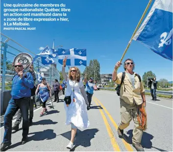  ?? PHOTO PASCAL HUOT ?? Une quinzaine de membres du groupe nationalis­te Québec libre en action ont manifesté dans la « zone de libre expression » hier, à La Malbaie.