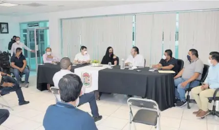  ?? NOE MASCAREÑO ?? >En la reunión estuvieron autoridade­s municipale­s, estatales y federales exponiendo necesidade­s y propuestas.