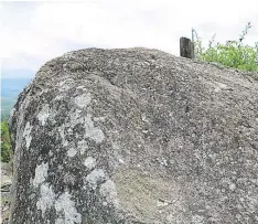  ??  ?? Uno de sus cerros tiene en su cima rocas tan enormes que los oriundos creen que al caer destruiría­n el municipio.