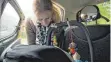  ?? FOTO: CHRISTIN KLOSE/DPA ?? Kinder bis zum Alter von drei Jahren fahren im Auto am besten rückwärts.