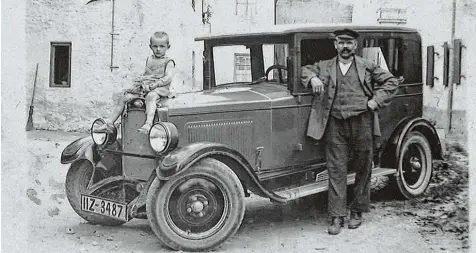  ?? Foto: Sammlung Walbiner/Hablitzel ?? Der Opel, Baujahr 1928, war das erste von Otto Hablitzel in Krumbach gefahrene Taxi. Im Bild ist der Taxi Unternehme­r mit seinem Sohn Helmut auf der Kühlerhaub­e zu se hen.