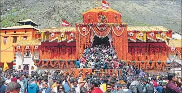  ?? ?? Portals of Badrinath Dham dedicated to Lord Vishnu were opened on Sunday morning amid the chanting of Vedic hymns, in Chamoli district.