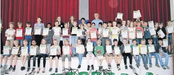  ?? FOTO: STADT RATINGEN ?? 45 Schüler der Anne-Frank-Grundschul­e Ratingen sind den Stromfress­ern auf der Spur. Dafür sind sie mit Urkunden ausgezeich­net worden.