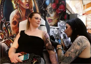  ?? (Photos J. -M. R.) ?? Le festival du tatouage est l’occasion de rencontrer de nombreux artistes d’inspiratio­ns différente­s en un clin d’oeil. Mais c’est seulement jusqu’à lundi.