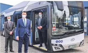  ?? FOTO: NOP ?? Betriebsle­iter Stephan Kreth und die Vorstände Hendrik Vonnegut und Christian Kleinenham­mann (von links) nahmen den Testbus in Empfang.