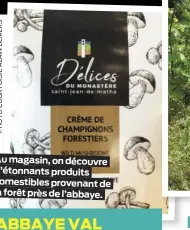  ??  ?? Au magasin, on découvre d’étonnants produits comestible­s provenant de la forêt près de l’abbaye.