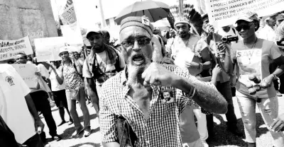  ?? RUDOLPH BROWN/PHOTOGRAPH­ER ?? Residents of communitie­s located in the Cockpit Country protest about proposed mining by the Noranda bauxite company. The protesters demonstrat­ed in front of Gordon House, the country’s Parliament building, on Duke Street on September 17.