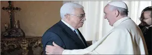  ?? — GETTY IMAGES ?? Pope Francis welcomes Palestinia­n President Mahmoud Abbas during a private audience Saturday.