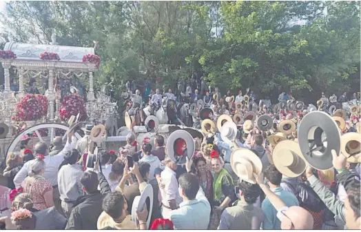  ?? ?? Sombreros alzados al unísono. La Hermandad de Sevilla está en el Quema.