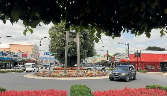  ?? PHOTO: LAWRENCE GULLERY/STUFF ?? Matamata is bustling this summer with shoppers and tourists visiting the town’s centre.