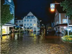  ?? Foto: MZ‰Archiv ?? Beim verheerend­en Hochwasser im August 2002 wurden Teile der Innenstadt über‰ schwemmt. Das Foto zeigt die damalige Situation in der Bachstraße von Bad Wöris‰ hofen.