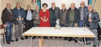  ??  ?? O Concello da Baña fixo un acto de recoñeceme­nto á Asociación de Veciños Camiño Real, de Ordoeste