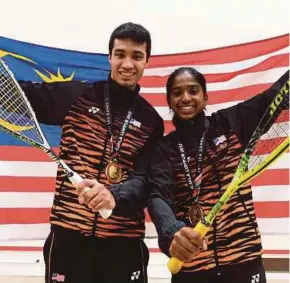  ?? BERNAMA PIC ?? Sanjay Singh Chal and S. Sivasangar­i won the mixed doubles gold yesterday.