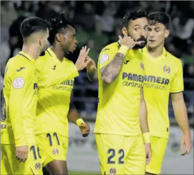  ?? ?? Morales festeja junto con sus compañeros uno de los goles del Villarreal.