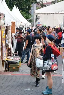  ??  ?? POTENSI BESAR: Sunday Market mendekatka­n pelaku bisnis brand lokal dengan konsumen yang rata-rata anak muda.