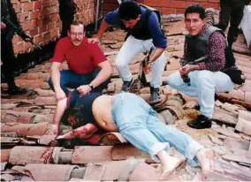  ?? FOTO: AP ?? Dagen efter sin 44års fødselsdag mødte Escobar sin skaebne på taget af det hus, hvor han boede. Det er endnu uklart, hvem der endelig fik ram på den koldblodig­e narkokrimi­nelle.