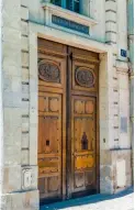  ??  ?? Quai d’Anjou, sur l’île Saint-Louis à Paris, la porte cochère de l’hôtel de Lauzun (inauguré en 1658).