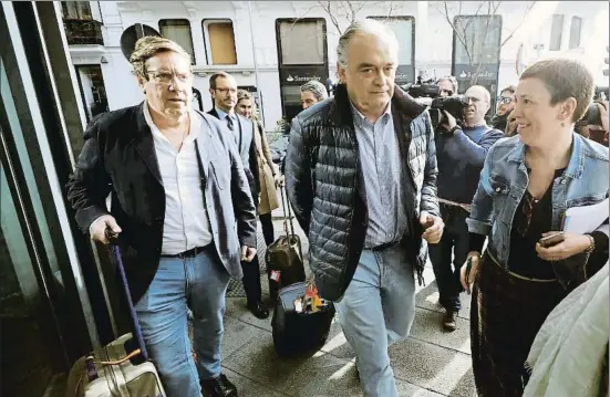  ?? JAVIER LIZÓN / EFE ?? En Barajas. Esteban González Pons y otros eurodiputa­dos del PP que viajaron a Caracas para entrevista­rse con Juan Guaidó, pero a los que finalmente no se les permitió la entrada