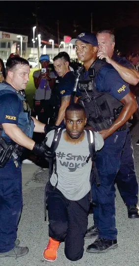  ?? (Ap) ?? Fermato DeRay Mckesson mentre viene bloccato dagli agenti durante le proteste