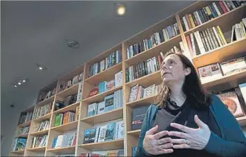  ??  ?? L’editora. Úa Matthíasdó­ttir, directora literària de Forlagið, la principal editorial del país, dimarts passat a la seu de l’empresa, al centre de Reykjavík