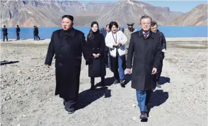  ?? AP ?? Kim Jong-un (izquierda), máximo dirigente norcoreano, y Moon Jae-in, presidente de Corea del Sur, visitaron este jueves el monte Paetku, considerad­o sagrado en Corea del Norte.
