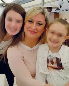  ?? (Foto Ansa) ?? Insieme Antonietta Gargiulo, 39 anni, con le sue due figlie Alessia, di 13 anni, e Martina di 7 uccise dal padre Luigi Capasso