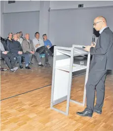  ?? SZ-FOTO: ELISABETH SOMMER ?? Conny Meister vom Landesamt für Denkmalpfl­ege sprach und warb für die bedeutende­n Unesco-Weltkultur­erbestätte­n.