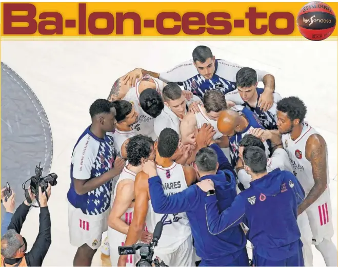  ??  ?? Los jugadores del Real Madrid celebran la victoria en semifinale­s ante el Lenovo Tenerife, antes de que el Barça lograra también el pase.